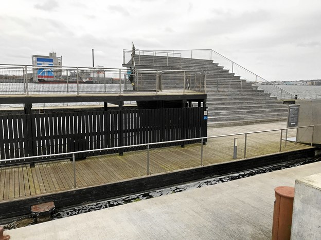 Det er nu under overvejelse at montere skørter på kanterne rundt på hele havnebadet i et forsøg på at holde rotterne ude. Arkivfoto: Torben O. Andersen Torben O. Andersen
