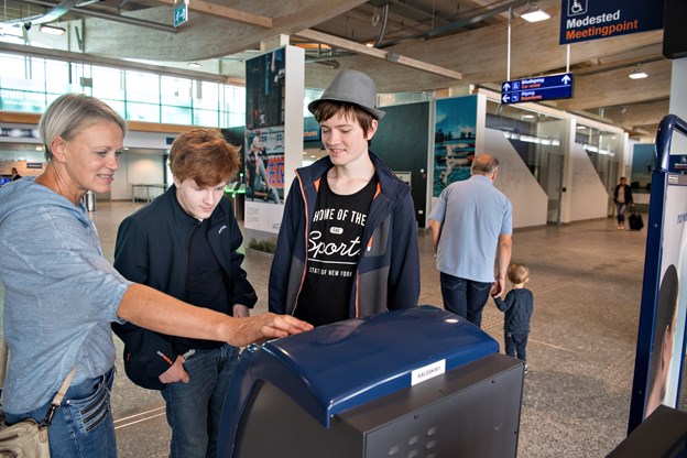 Lærer Anette Holt studerer check-in-automaten sammen med Frederik WInther (tv) og Emil Pedersen. Margit Sig og Hans Ravn (foto)