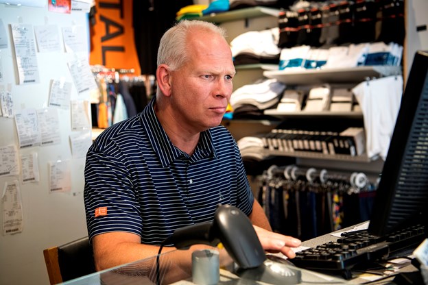 Udover den fysiske butik i Nørresundby, har Thomas Jensen også en mailshop. Anne Helene Kahr Thomsen og Laura Guldhammer (foto)