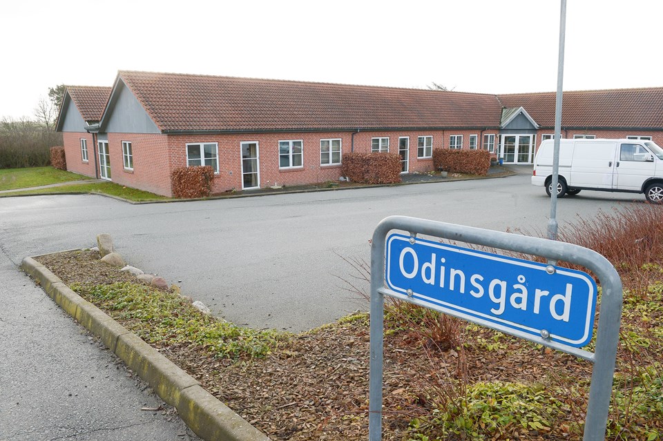 Odinsgård er opført i 2001 og består af 11 lejligheder. I øjeblikket er kun de fem lejet ud. Beboerne får den samme hjælp som ældre i egen bolig. - Men hjælpen er nok alligevel lidt bedre her. Når der kommer personale i huset, hjælper de gerne lige med at dække bord eller lave kaffe, fortæller formand for Odinsgårds støtteforening, Hanne Simonsen. Line Lykkegaard Skou