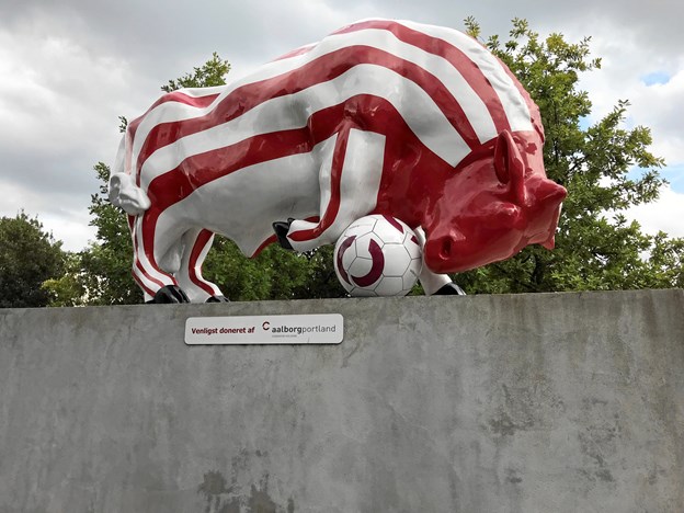 Bolden er rund, og den triller. Og bolden triller såmænd igen, når Vejle Boldklub kommer på besøg, og hvor man samtidig afslører billed-mosaikken på skulptur-soklen. Foto: Torben O. Andersen Torben O. Andersen