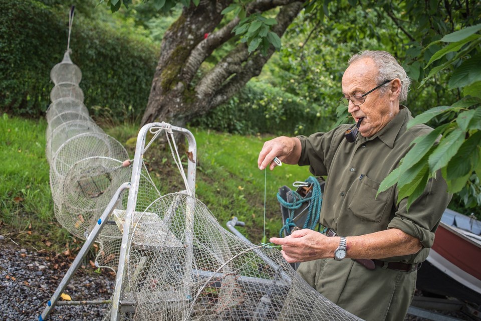 Peter Andersen har fisket, siden han som dreng i Mariager var med sin far på fjorden. Efter en årrække med egen manufakturforretning i Djursland vendte han og hustruen Sonja for 28 år siden tilbage til Mariager, hvor de begge er vokset op. Næsten hver dag kigger han forbi fritidsfiskerforeningens lokaler på havnen i Mariager. Foto: Martin Damgård Line Lykkegaard Skou