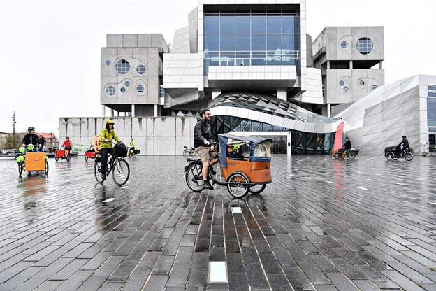 Cyklisterne trillede rundt i midtbyen en times tid med et indlagt stop på Nytorv. Katrine Schousboe og Bent Bach (foto)