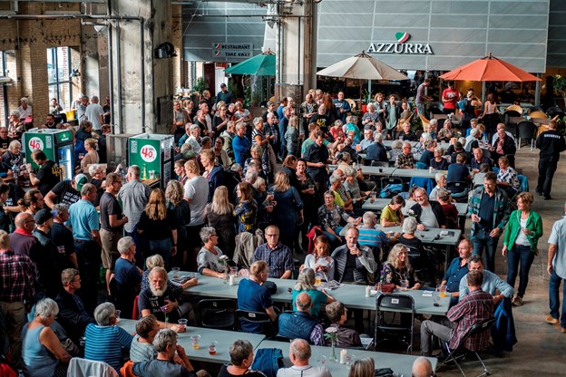 Overalt er der mennesker - i Kedelhallen kan man få lidt at spise og drikke, og der er lavet et mødested, så man kan finde hinanden igen. Katrine Schousboe og Lasse Sand (foto)