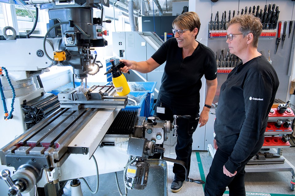 Liselotte Hundahl og Hanne Fuhlendorff har begge arbejdet næsten to årtier på Coloplast, hvor de løbende har fået masser af efteruddannelse. Alligevel er de på papiret ufaglærte, så nu er de gået i gang med uddannelsen til industriassistent, der er første trin i industriteknikeruddannelsen. Udover en del teori lærer de at fræse og dreje metalemner manuelt - og imens får de normal løn. Lone Lærke Krog og Peter Mørk (foto)