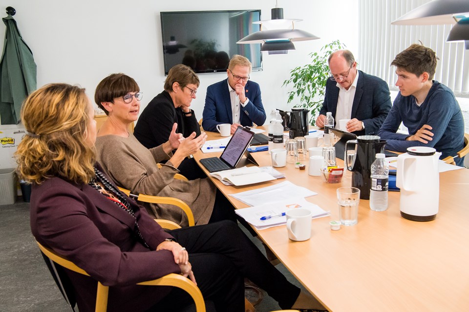 Den kommunale top præsenterede i fællesskab det nye budget på et pressemøde her til formiddag. Fra venstre er det kommunaldirektør Rikke Würtz, DB’s Ellen Philipsen Dahl, Venstres Hanne Haldrup, borgmester Hans Ejner Bertelsen, DF’s Meiner Nørgaard og socialdemokraten Jakob Kortbæk.
Foto: Diana Holm Carsten Tolbøll og Diana Holm (foto)