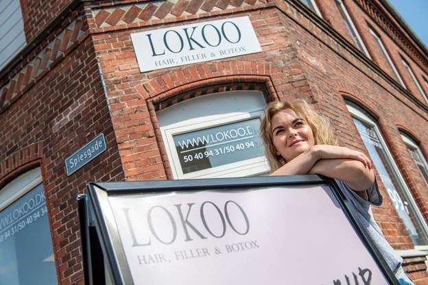 Der er plads til endnu en frisør, hvis nogen har lyst til at leje stolen. Anne Helene Kahr Thomsen og Henrik Bo (foto)