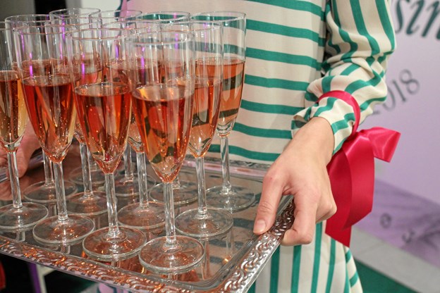 Til en fest hører der et glas. Det kan man få om eftermiddagen, når der lanceres et særligt Aalborg-magasin i samarbejde med Euroman og Eurowoman.PR-foto
