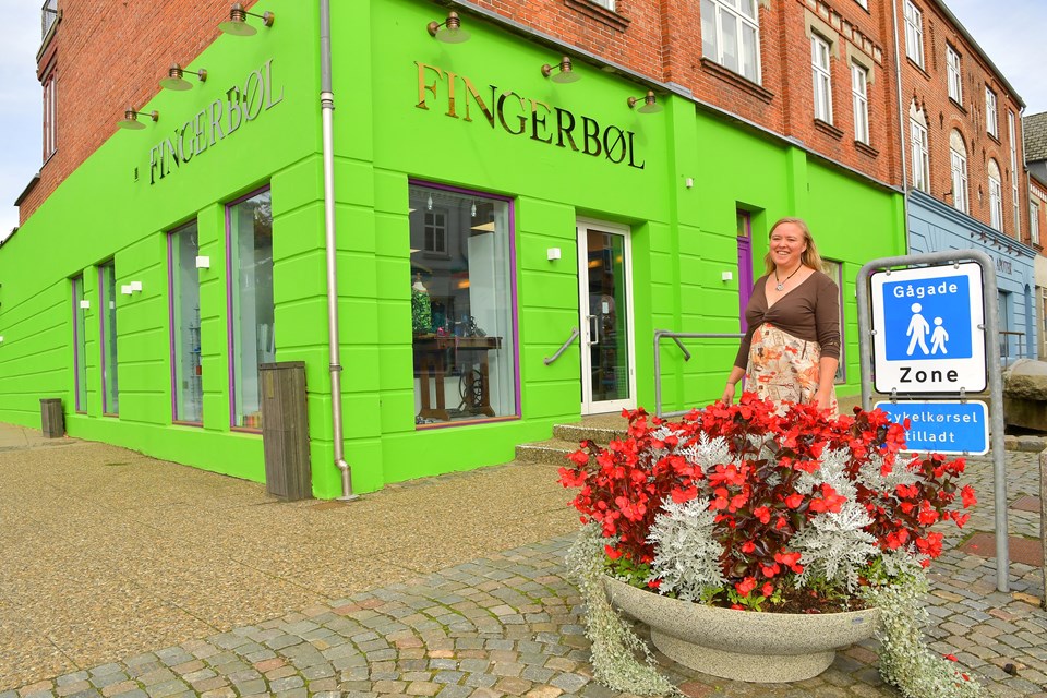 Tina Weiss åbnede butik Fingerbøl 30. juni sammen med Signe Walmar og Hans Erik Lundager Madsen. Butikken forhandler stof og symaterialer men er også et skrædderi, ligesom de tilbyder kurser. - Jeg ved farven alene har trukket folk til butikken. Især den første måned kom der dagligt kunder ind i bare for at sige, at de synes, farven er den fedeste, siger Tina Weiss. Line Lykkegaard Skou
