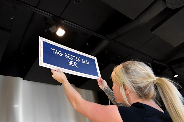 Silvija Jakutyte er daglig leder, og hun kender konceptet rigtigt godt, da hun allerede fungerer som leder i restauranten i Nørresundby. Her i gang med at få de sidste detaljer på plads. Anne Helene Kahr Thomsen og Jesper Thomasen (foto)