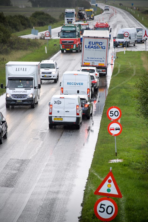 Arbejdet har givet køer i myldretiden de seneste dage, specielt fordi Vejdirektoratet ikke har informeret om, at man kunne undgå det ved at køre fra Rute 26 på strækningen. Carsten Tolbøll og Bo Lehm (foto)