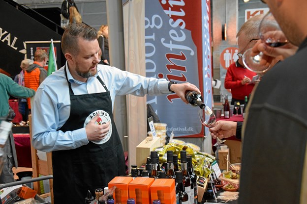 Ved indgangen får man udleveret et glas, og så er det bare at gå rundt og prøve sig frem i de to en halv time, en smagning varer.Foto: Nordkraft Event Katrine Schousboe