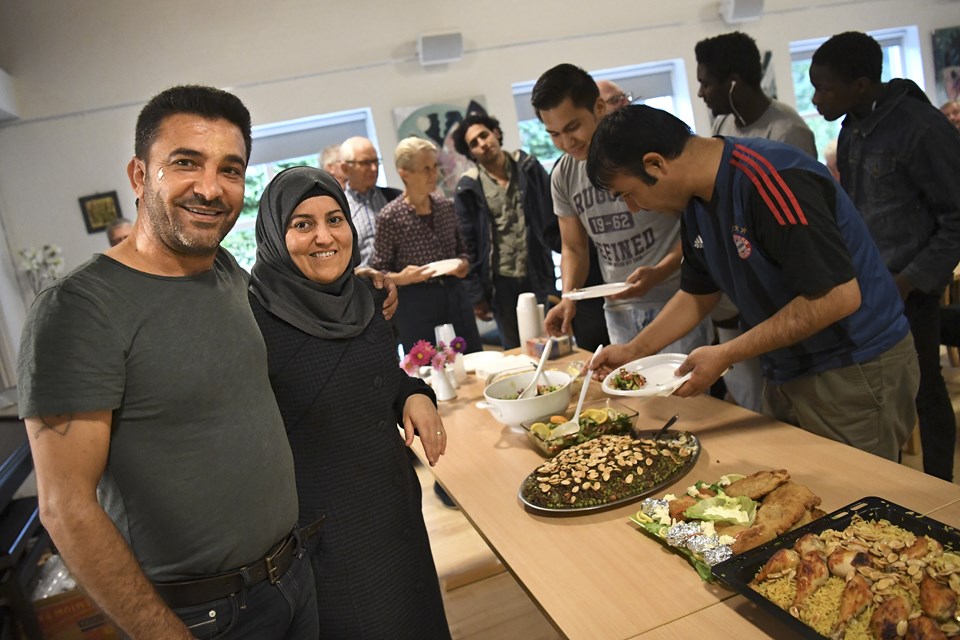 Ægteparret Abdulbaset Mustafa og Ghadah Al-Shegri fra Syrien har de sidste tre år boet i Nørager oven på Spar dagligvarebutikken sammen med deres syv børn og stod fredag aften klar ved buffeten til at fortæller danske gæster nærmere om deres bidrag, en spændende arabisk kyllingeret med ris og andet tilbehør. Ole Jensen ogMette Nielsen (foto)