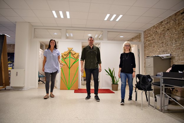 De tre døre fører ind til tre samtalerum, hvor man kan snakke i fred, hvis der er behov for det. Anne Helene Kahr Thomsen og Kurt Bering (foto)
