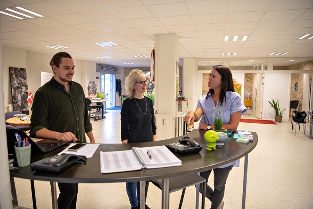 Centerchef Line Brix Madsen (th), Bente Kokholm, der er fastansat og uddannet ergoterapeut og praktikant Nikolai Lybæk er klar til det første ryk, der gerne sker fra omkring klokken 14.00, fortæller de. Anne Helene Kahr Thomsen og Kurt Bering (foto)
