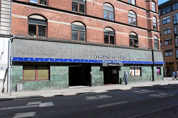Natklubben og stripbaren skilter med store bogstaver på facaden med ”Total Naked” striptease. Arkivfoto Torben O. Andersen