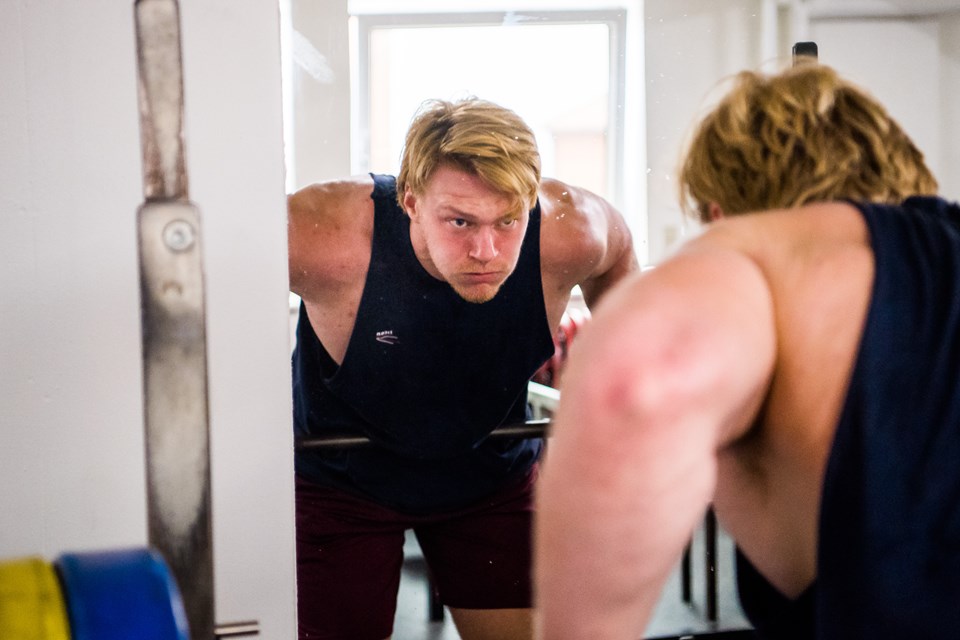Marcus Boesen laver selv sine styrketræningsprogrammer, og her bliver lagt stor vægt på en ordentlig opvarmning. Det er altid vigtig med opvarmning, særligt når man løfter så tunge vægte, som han gør. Marcus tager et par minutter på romaskinen og cyklen, og så bruger han lang tid på udstrækningsøvelser, inden han stille og roligt begynder at bevæge sig op i tungere og tungere vægte.Foto: Diana Holm Tobias Reffstrup Rasmussen