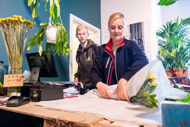 Afskårne blomster er noget af det, ejerne satser på, kunderne vil gå efter. Anne Helene Kahr Thomsen og Lasse Sand (foto)