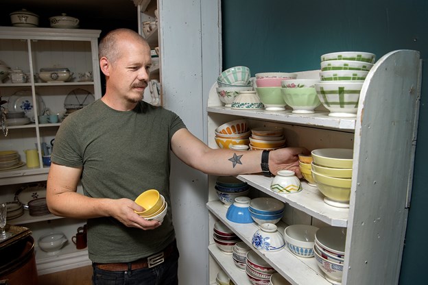 Det er Mikkel Aagaard, der sammen med Katerina Freng, står bag markederne. De driver desuden Le Renard på Budolfi Plads og webshoppen frengbrocante.com. Katrine Schousboe og Lars Pauli