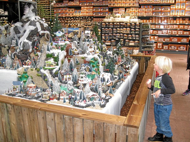 Julebyen med over 100 små figurer bliver også klar. Arkivfoto: Ole Skouboe