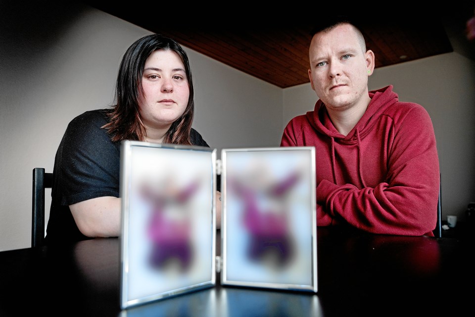 Anne og Mikkel Malmer med et foto af deres datter Enna. Bistået af politiet kom sagsbehandlere fra Hjørring Kommune og hentede Enna?på bopælen i Sindal 23. juli i år. Anne og Mikkel Malmer?føler ikke, at de fik en reel chance for at vise, at de?kunne klare opgaven.?(NORDJYSKE har valgt at sløre billedet, fordi Enna har et karakteristisk modersmærke i ansigtet) Foto: Torben Hansen Caspar Birk og Lars Teilmann