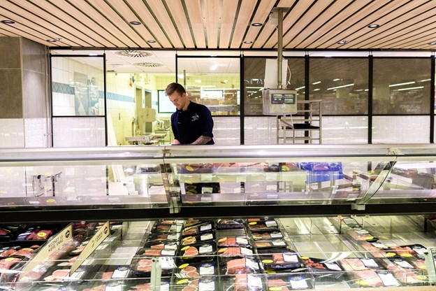 Kunderne har efter ombygningen mulighed for at kigge ind i slagterafdelingen, hvor slagterne fremtsiller varerne. Anne Helene Kahr Thomsen og Nicolas Cho Meier (foto)