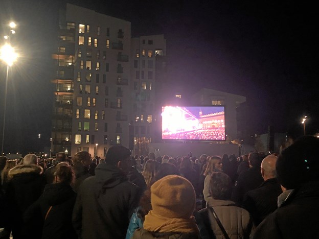 Der er sat hele tre skærme op foran Musikkens Hus. Tekst og foto: Camilla Gammelgaard