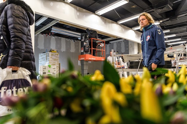 Den store hvide boks bliver til et apotek til november. Det er dog ikke personalet i Føtex, der skal betjene Anne Helene Kahr Thomsen og Nicolas Cho Meier (foto)