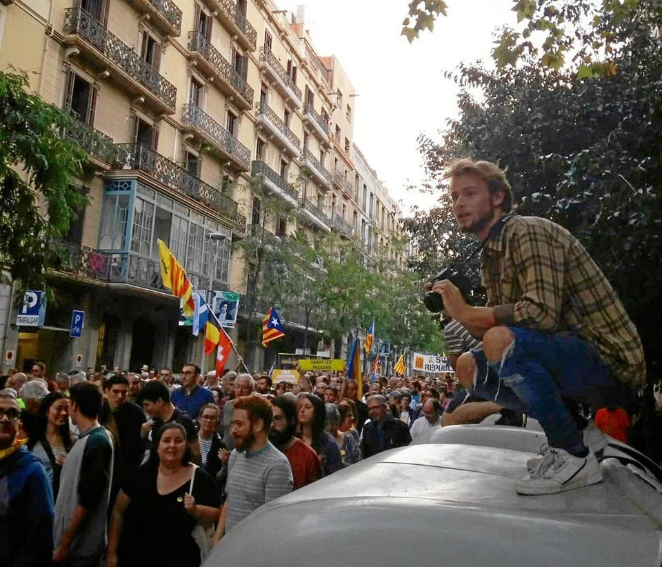 Journaliststuderende Tim Søgaard tager et semester i Barcelona og har de sidste par uger minglet med de catalanske separatister, som kæmper for Cataloniens løsrivelse fra Spanien. Han har taget lidt billeder, lavet nogle interviews og generelt forsøgt sig lidt som "amatør-udlandskorrespondent". Privatfoto Tobias Reffstrup Rasmussen
