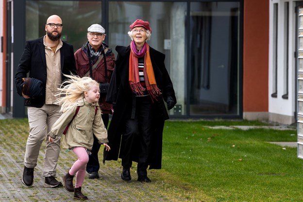 Kunstner Jonas Pihl, København, der ses til venstre, er den skabende kraft bag murmaleriet. Torben O. Andersen og Laura Guldhammer (foto)