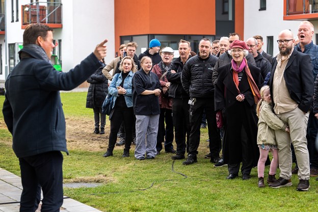Borgmester Thomas Kastrup-Larsen, til venstre, tøvede ikke med at karakterisere murmaleriet og tårnene som det flotteste cykelskur i Danmark. Torben O. Andersen og Laura Guldhammer (foto)