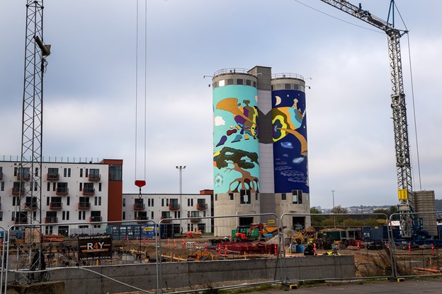 Den gamle eternitgrund i Aalborg er én af de travleste byggepladser i hele Aalborg, og murmaleriet pynter ganske gevaldigt på hele området. Torben O. Andersen og Laura Guldhammer (foto)