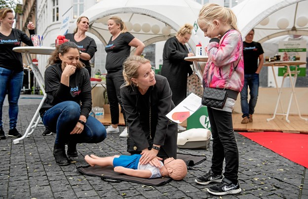 16. oktober er der international Hjertestarterdag, og så kan også børnene afprøve, hjerte-lunge-redning. Privatfoto Anne Helene Kahr Thomsen